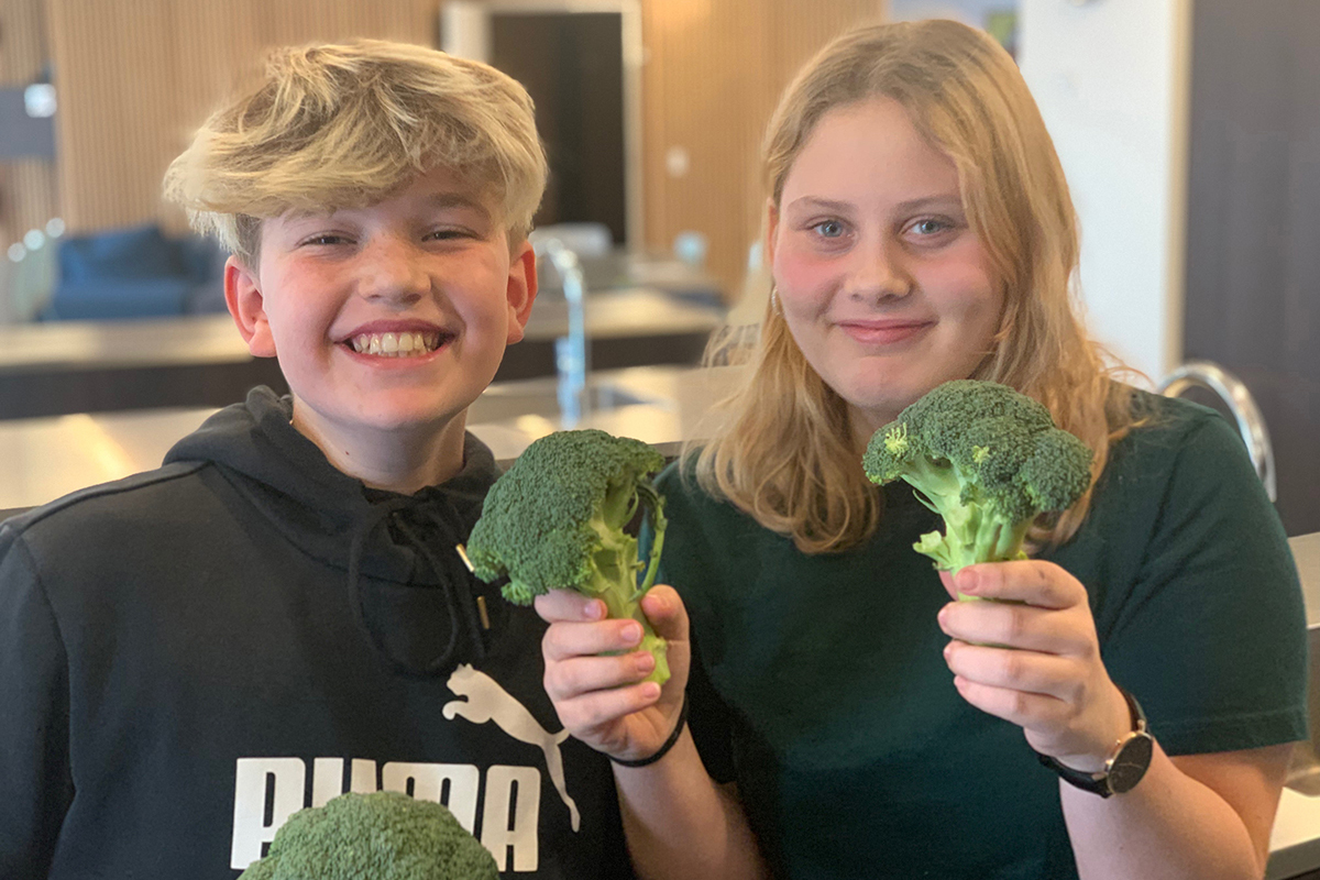 Børn med broccoli i køkken